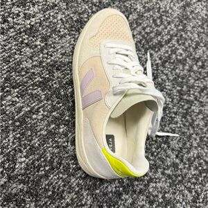 Veja Women's Cream and Lavender Sneakers